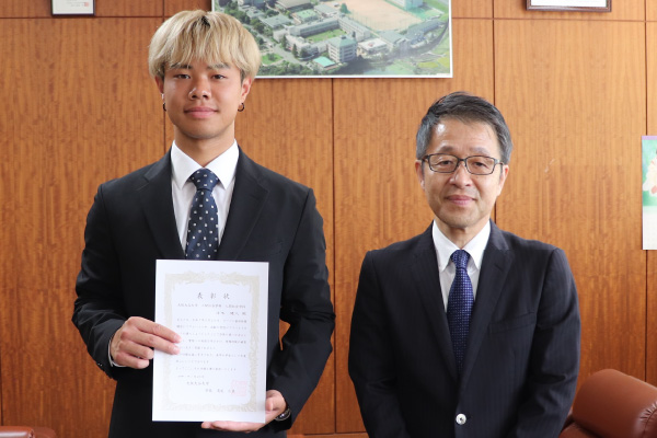 【人間社会学部 人間社会学科】清水健人さんに学長表彰授与
